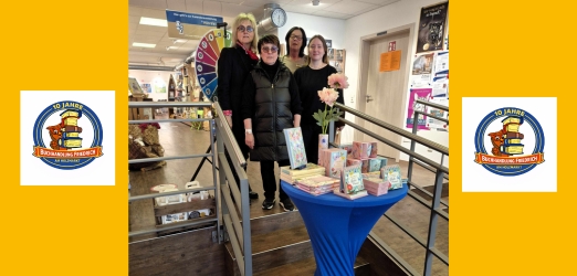 Auf dem Foto sieht man vier Damen, diese stehen in der Buchhandlung, davor ist ein Geschenketisch aufgebaut